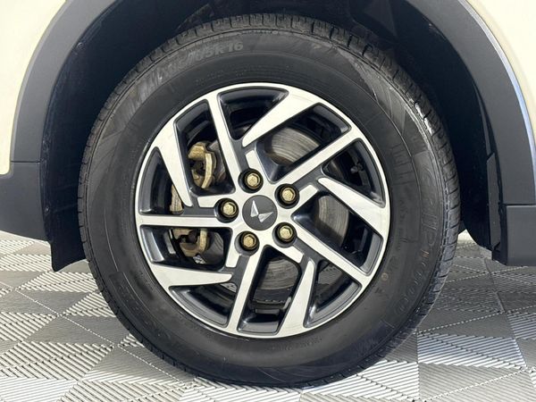 2023-Mahindra-XUV-300-15D-W8 image:3