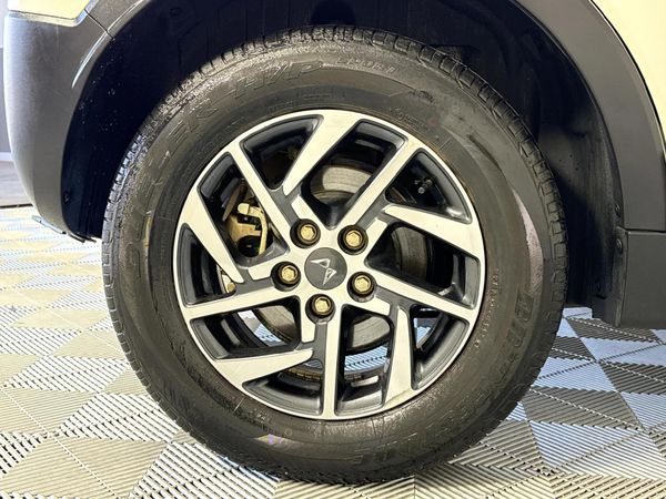 2023-Mahindra-XUV-300-15D-W8 image:6