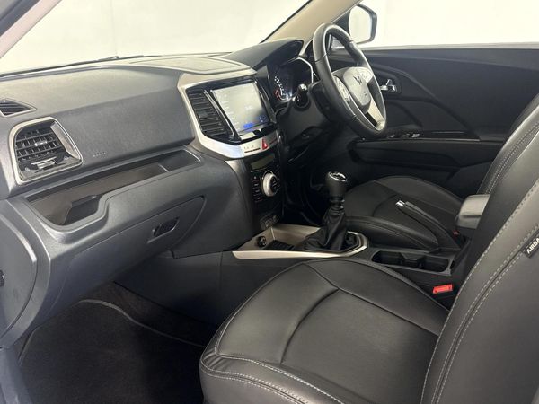 2023-Mahindra-XUV-300-15D-W8 image:7