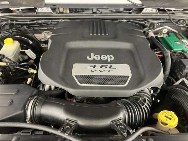 2013-Jeep-Wrangler-36-V6-Sahara-2-dr-Auto image:10