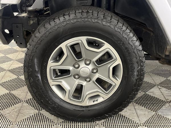 2013-Jeep-Wrangler-36-V6-Sahara-2-dr-Auto image:2