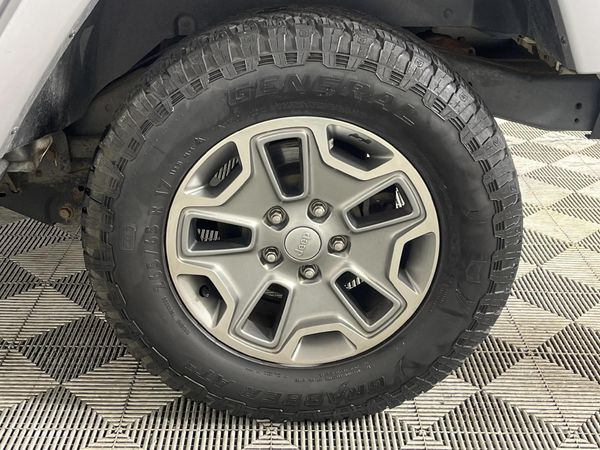 2013-Jeep-Wrangler-36-V6-Sahara-2-dr-Auto image:4