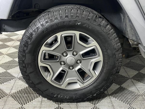 2013-Jeep-Wrangler-36-V6-Sahara-2-dr-Auto image:5