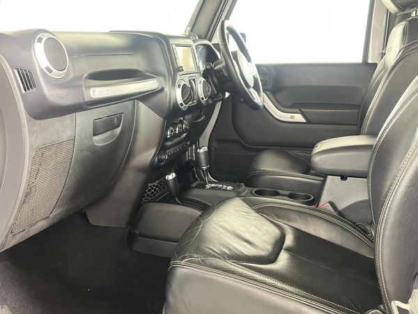 2013-Jeep-Wrangler-36-V6-Sahara-2-dr-Auto image:6