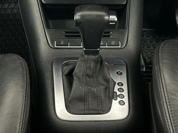 2009-Volkswagen-Tiguan-20-TDI-Track-Field-4Motion-Auto image:10