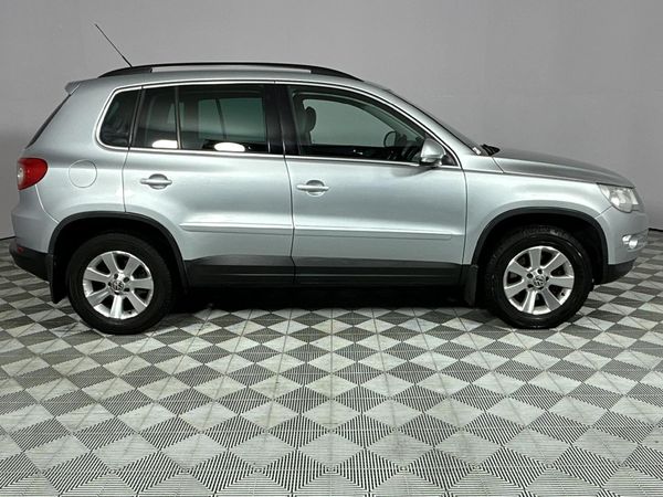 2009-Volkswagen-Tiguan-20-TDI-Track-Field-4Motion-Auto image:17
