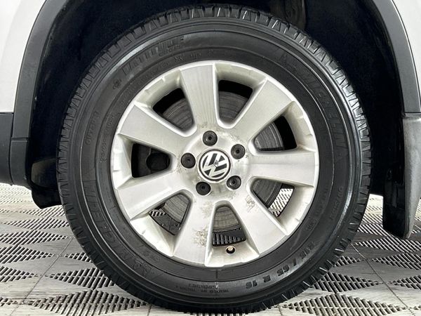 2009-Volkswagen-Tiguan-20-TDI-Track-Field-4Motion-Auto image:4