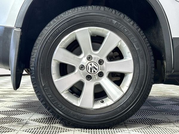 2009-Volkswagen-Tiguan-20-TDI-Track-Field-4Motion-Auto image:7