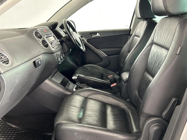 2009-Volkswagen-Tiguan-20-TDI-Track-Field-4Motion-Auto image:8