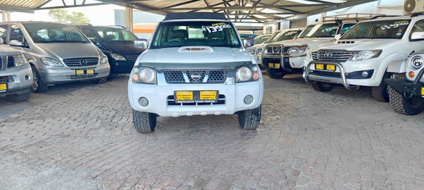2011-Nissan-NP300-25-TDi-Double-Cab image:1