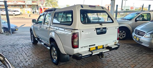 2011-Nissan-NP300-25-TDi-Double-Cab image:3
