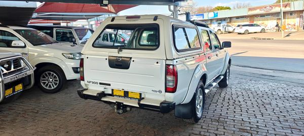 2011-Nissan-NP300-25-TDi-Double-Cab image:4