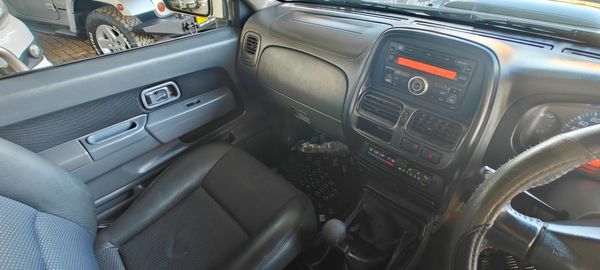 2011-Nissan-NP300-25-TDi-Double-Cab image:8