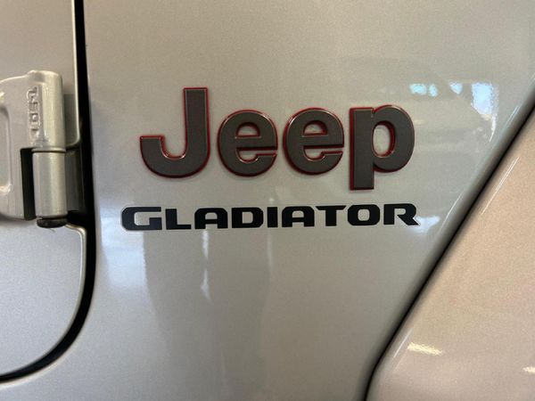 2023-Jeep-Gladiator-Rubicon-36-4x4-Auto-Double-Cab image:18