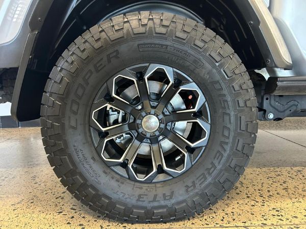 2023-Jeep-Gladiator-Rubicon-36-4x4-Auto-Double-Cab image:4