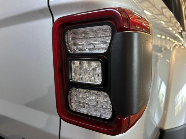 2023-Jeep-Gladiator-Rubicon-36-4x4-Auto-Double-Cab image:5