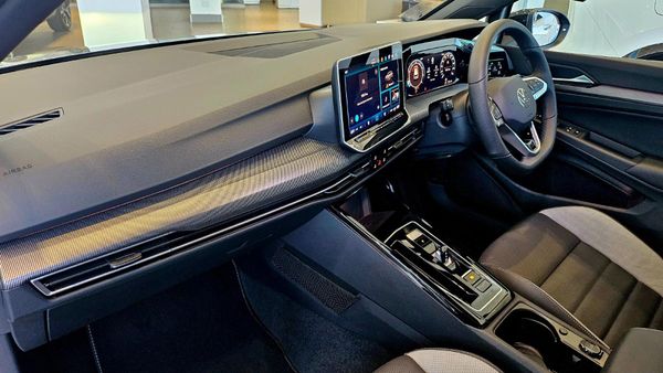 2026-Volkswagen-Golf-14-TSI-R-Line-Auto-110kw image:12
