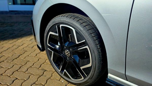 2026-Volkswagen-Golf-14-TSI-R-Line-Auto-110kw image:8