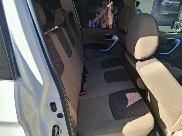 2018-Mahindra-TUV-300-15-TD-7-seat image:13