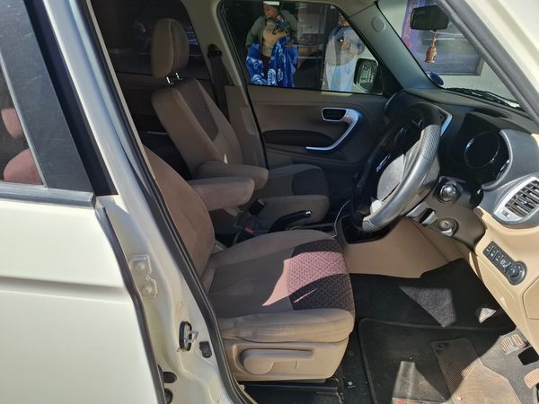 2018-Mahindra-TUV-300-15-TD-7-seat image:8