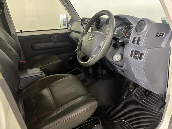 2014-Toyota-Land-Cruiser-79-40-Double-Cab image:9