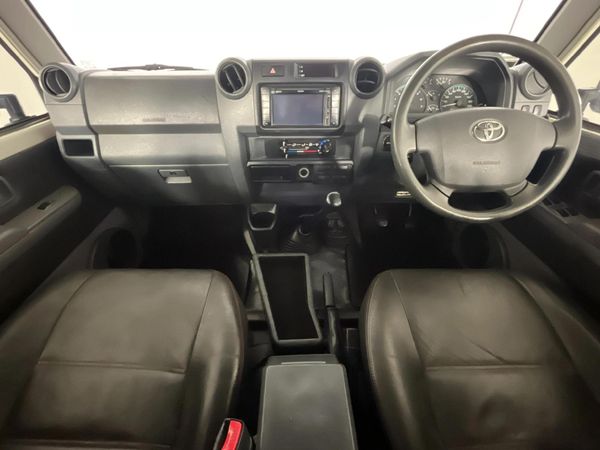 2014-Toyota-Land-Cruiser-79-40-Double-Cab image:1