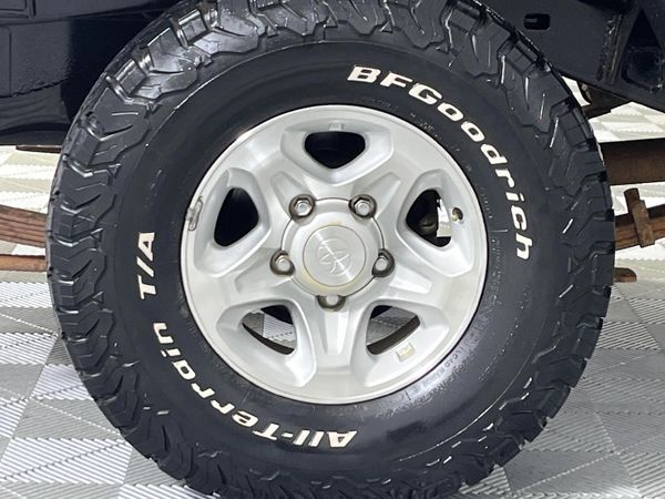 2014-Toyota-Land-Cruiser-79-40-Double-Cab image:7