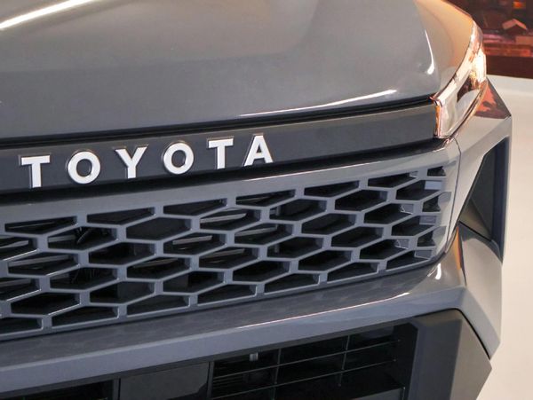 2026-Toyota-Hilux-28-GD-6-RB-SRX-Auto-Double-Cab image:4