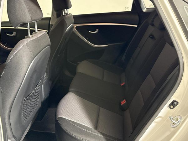 2014-Hyundai-i30-16-GLS-Premium image:3