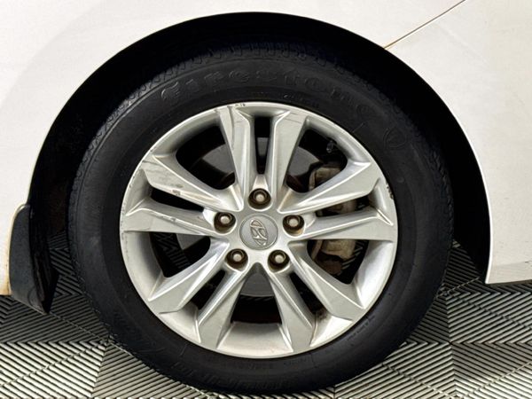 2014-Hyundai-i30-16-GLS-Premium image:4