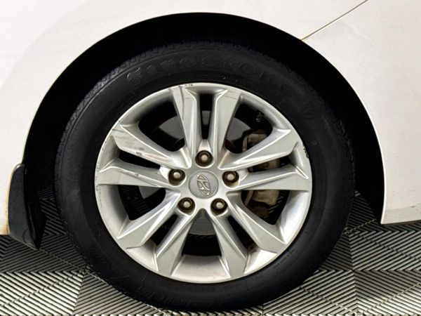 2014-Hyundai-i30-16-GLS-Premium image:5