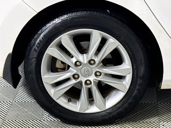 2014-Hyundai-i30-16-GLS-Premium image:6