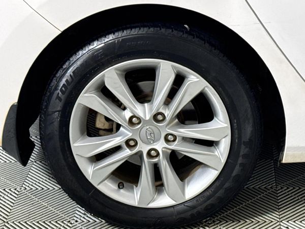 2014-Hyundai-i30-16-GLS-Premium image:7