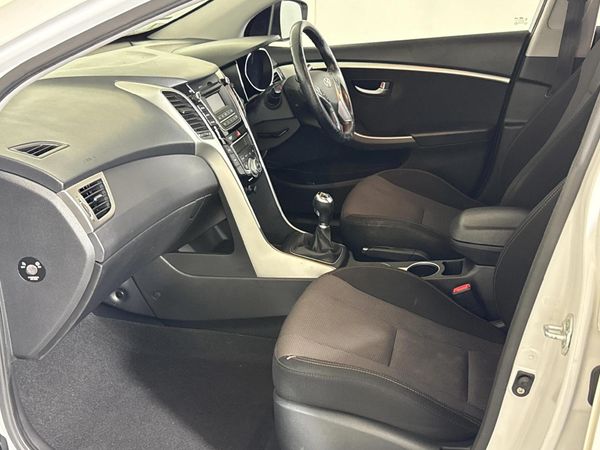 2014-Hyundai-i30-16-GLS-Premium image:8