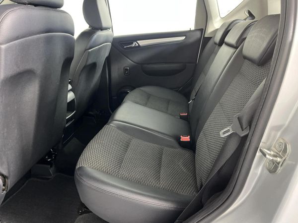 2012-Mercedes-Benz-A-Class-A-180-CDI-Avantgarde-Auto image:3