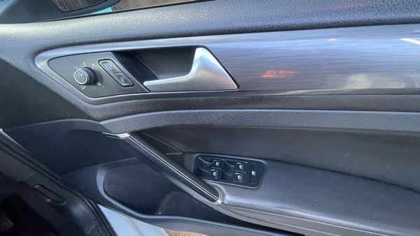 2019-Volkswagen-Golf-VII-14-TSI-Comfortline-Auto image:6