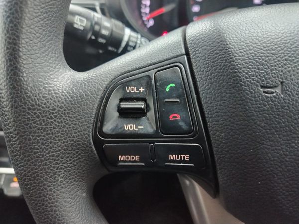 2017-Kia-Rio-12-5-dr image:12