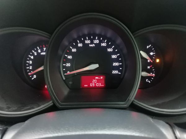 2017-Kia-Rio-12-5-dr image:15