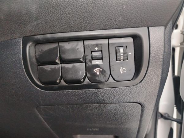 2017-Kia-Rio-12-5-dr image:21