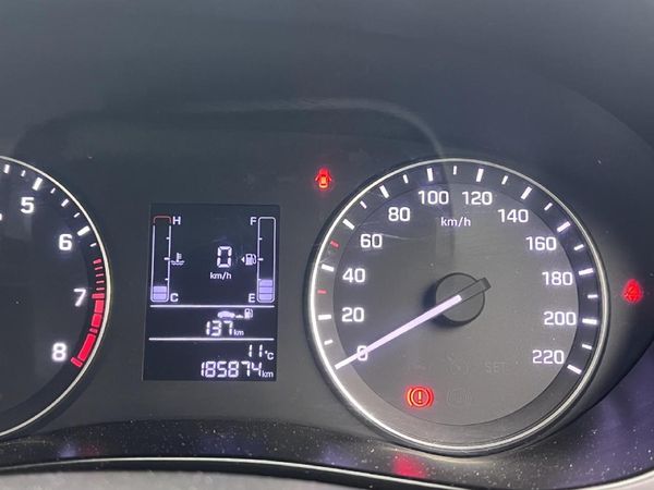 2015-Hyundai-i20-14-Fluid image:9