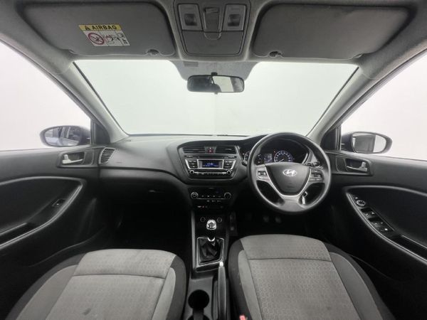 2015-Hyundai-i20-14-Fluid image:10