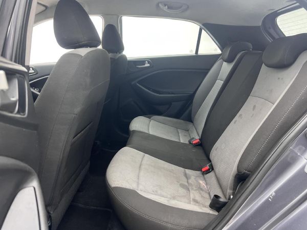 2015-Hyundai-i20-14-Fluid image:11