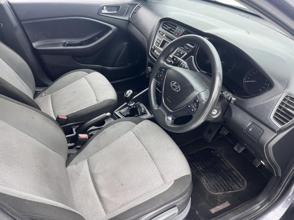 2015-Hyundai-i20-14-Fluid image:13