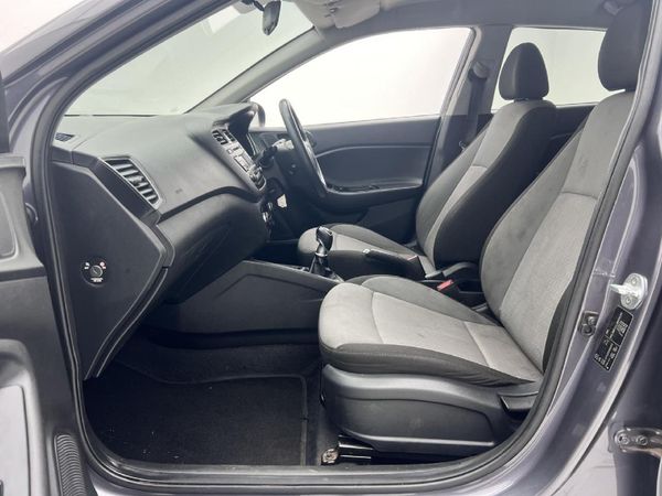 2015-Hyundai-i20-14-Fluid image:6