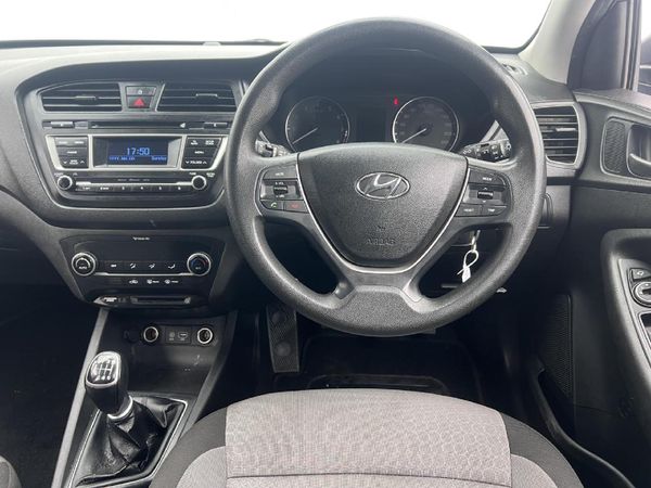 2015-Hyundai-i20-14-Fluid image:8