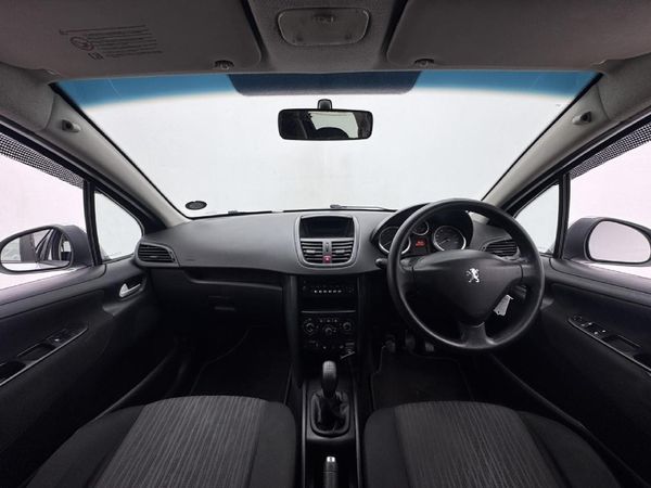 2010-Peugeot-207-14-Urban image:10