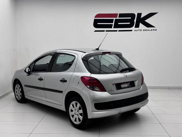 2010-Peugeot-207-14-Urban image:3