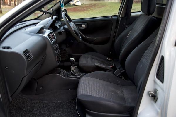 2010-Opel-Corsa-Utility-Corsa-14i-2010 image:3