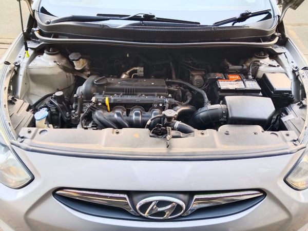 2012-Hyundai-Accent-16-GLS-Fluid image:10