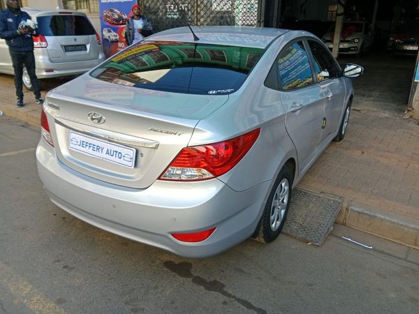 2012-Hyundai-Accent-16-GLS-Fluid image:5